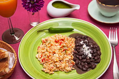 Huevos a la Mexicana acompañados con frijoles de olla